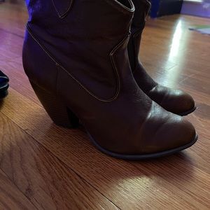 Selling my shoes and my ottoman! All shoes 10$ and ottoman for 75!